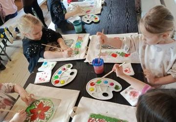 Warsztaty plastyczne w skansenie w Szymbarku