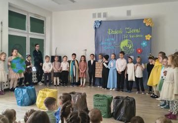 Występ przedszkolaków z okazji Dnia Ziemi