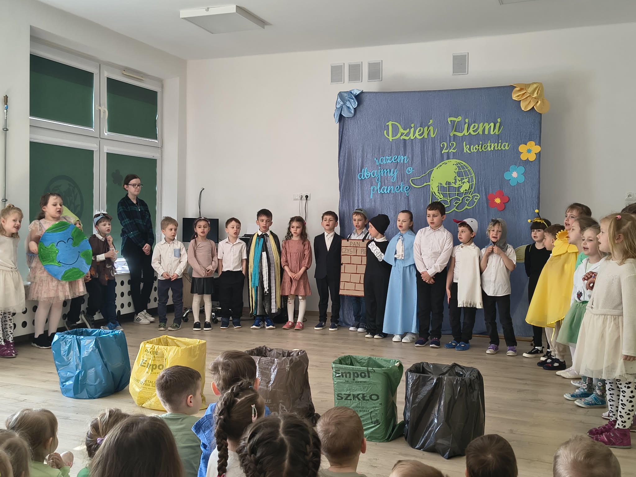 Występ przedszkolaków z okazji Dnia Ziemi